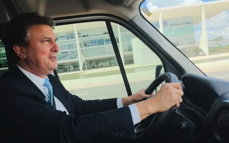 Camilo Santana coloca CNH categoria D em prática e leva equipe do MEC para comemoração