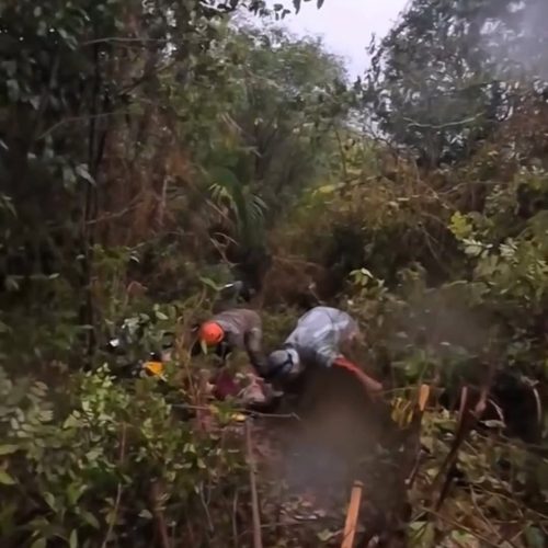 Três pessoas são resgatadas após carro cair em ribanceira na Chapada do Araripe, em Barbalha