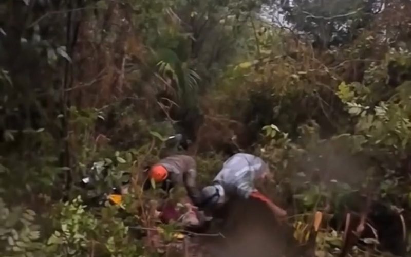 Três pessoas são resgatadas após carro cair em ribanceira na Chapada do Araripe, em Barbalha