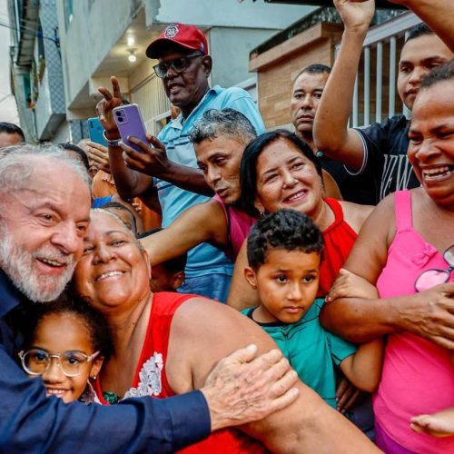 Brasileiros estão mais otimistas com novo ano e 69% projetam melhora de vida, aponta pesquisa