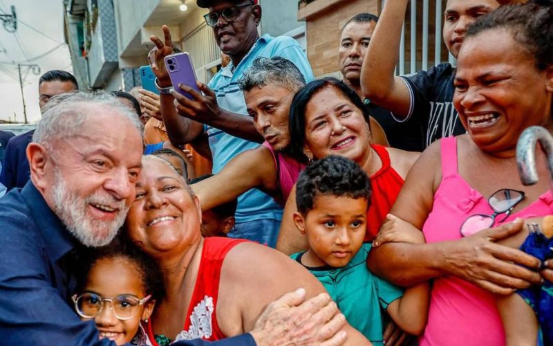 Brasileiros estão mais otimistas com novo ano e 69% projetam melhora de vida, aponta pesquisa