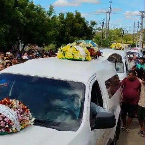 Seis pessoas da mesma família mortas em acidente são sepultadas em Crateús