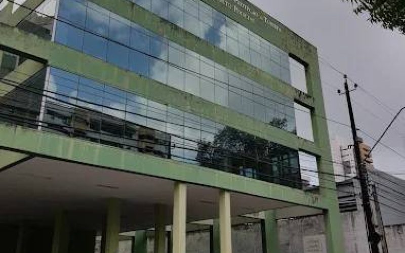 Homem é preso por injúria contra criança autista e mãe em supermercado de Fortaleza