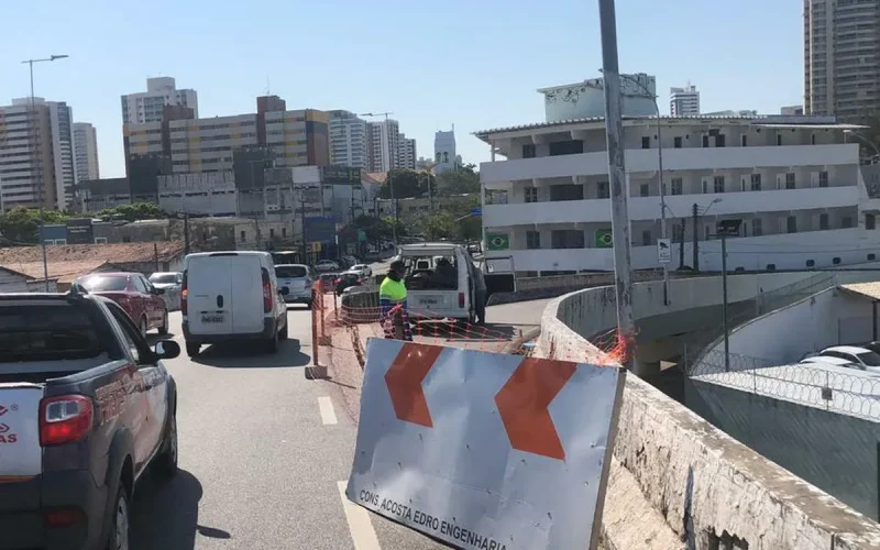 Cinco linhas de ônibus sofrem desvios com obra emergencial na alça do viaduto da Av. 13 de Maio