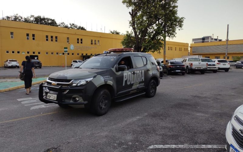 Homem envolvido em homicídio é baleado e preso em operação da PM, em Fortaleza
