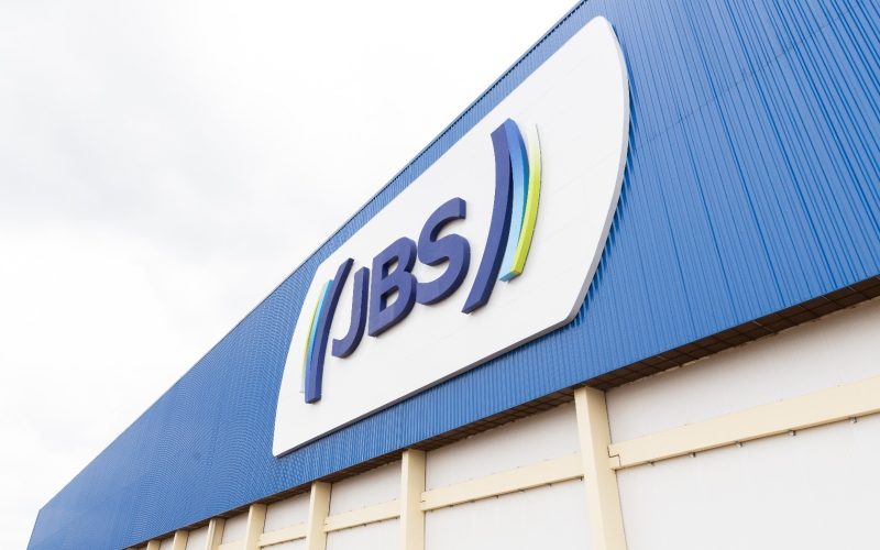 Ações da JBS caem apesar de resultados sólidos do primeiro trimestre