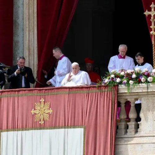 Papa Francisco reaparece no Domingo de Páscoa e dá bênção aos fiéis