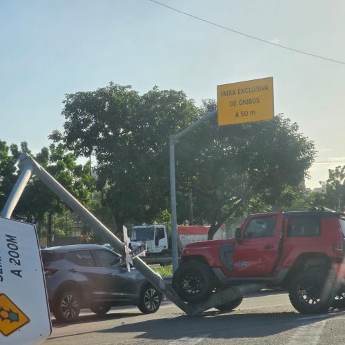 Carro bate em placa de sinalização e fica preso no meio da BR-116, em Fortaleza