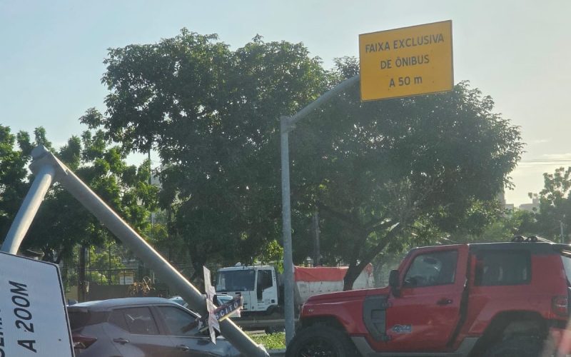 Carro bate em placa de sinalização e fica preso no meio da BR-116, em Fortaleza
