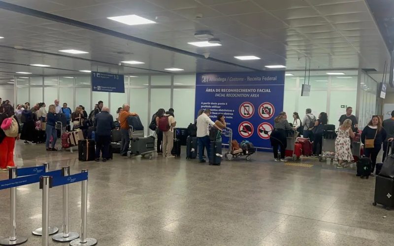 Operação-padrão da Receita Federal causa filas no Aeroporto de Fortaleza durante protesto por reajuste salarial