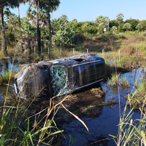 Ex-prefeito de Guaiúba capota carro em rotatória da CE-060, em Pacatuba, e sai ileso