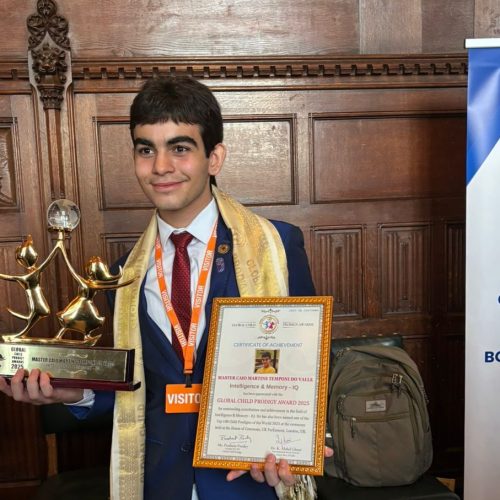 Caio Temponi, aprovado no ITA aos 14 anos, recebe prêmio internacional no Parlamento Britânico