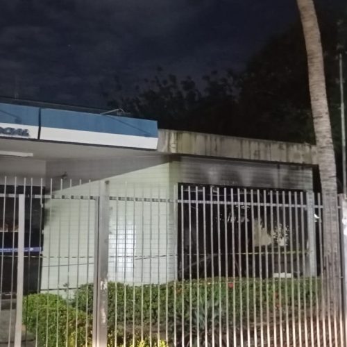 Incêndio destrói parte da agência do INSS em Messejana, em Fortaleza