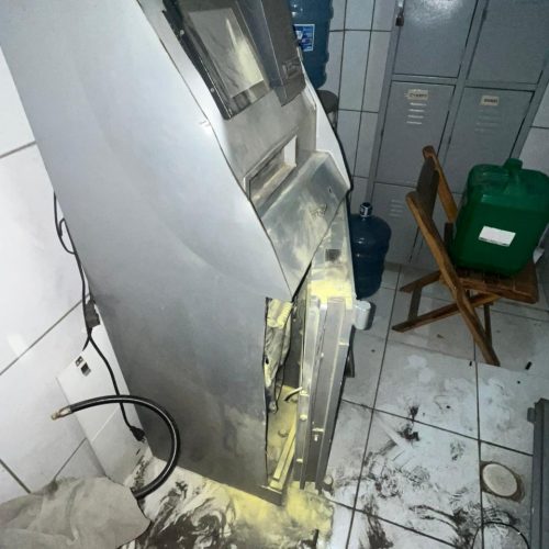 Criminosos se passam por clientes e fazem assalto a frentista em posto de combustíveis de Cascavel/CE