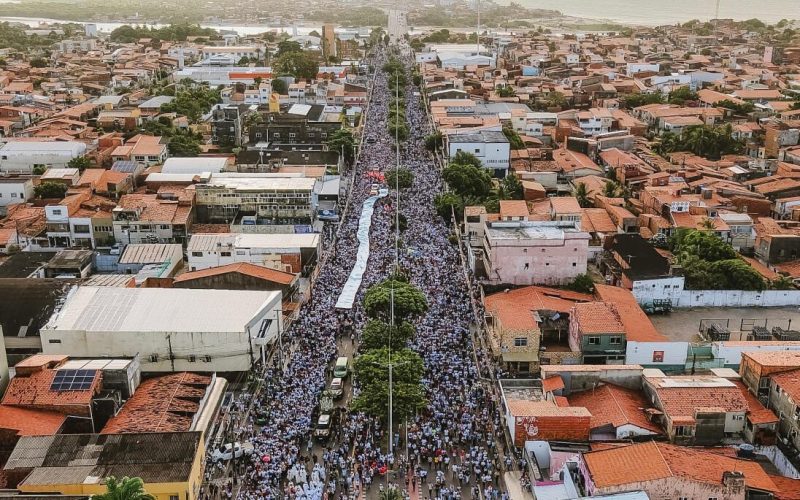 Ao vivo: multidão faz trajeto de 11 km da 23ª Caminhada com Maria, em Fortaleza