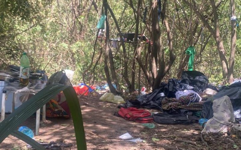 PM desmonta acampamento criminoso em Caucaia (CE) e apreende armas e munições