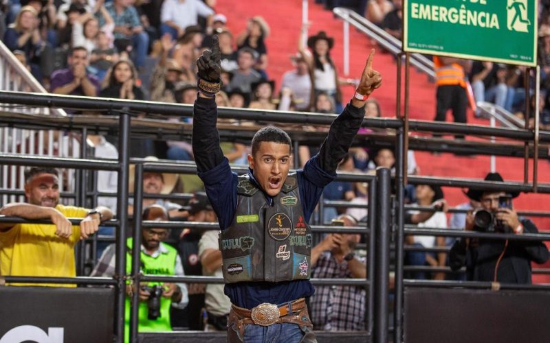 Peão de 19 anos conquista título nacional da PBR antes da final