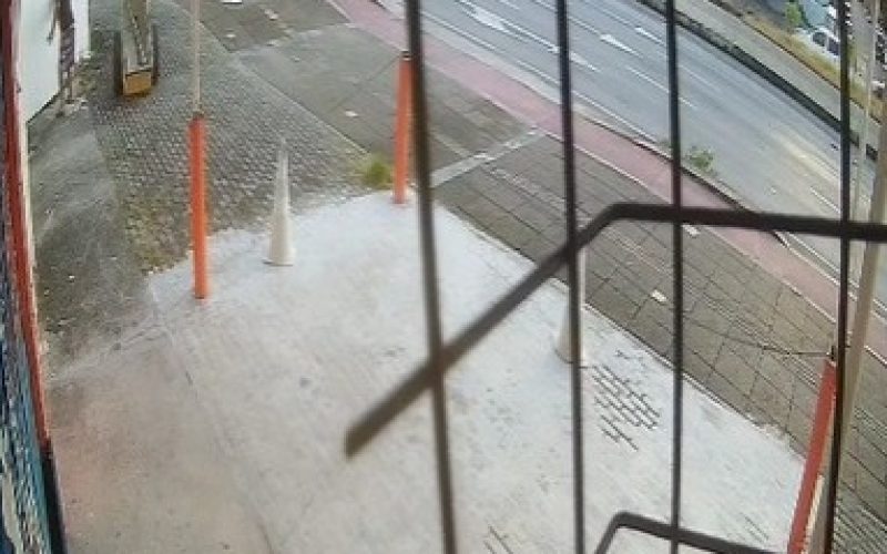 Pichador é flagrado vandalizando parede de residencial na Avenida Aguanambi, em Fortaleza