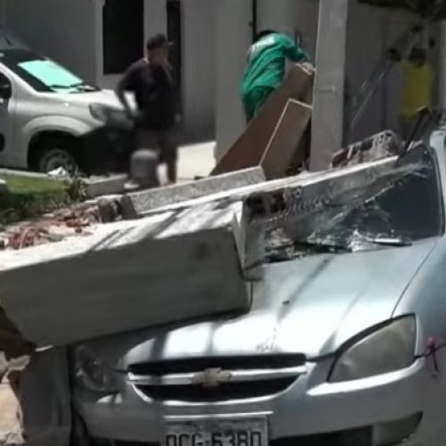 Muro cai em cima de carro estacionado no bairro Varjota, em Fortaleza; não houve feridos