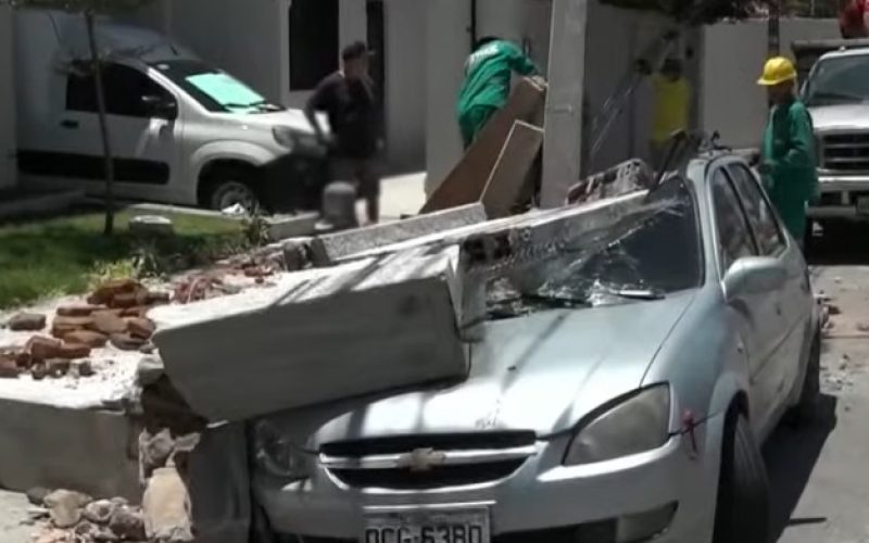 Muro cai em cima de carro estacionado no bairro Varjota, em Fortaleza; não houve feridos