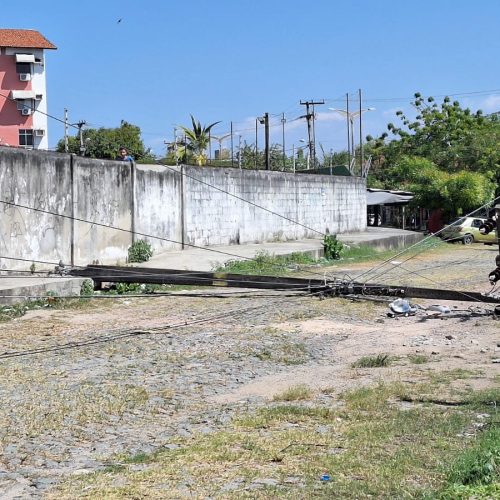 Queda de poste após acidente com caminhão deixa moradores sem energia no Jardim das Oliveiras
