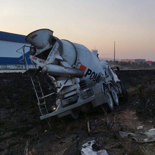 Caminhão betoneira sai da pista e vai parar em vala no Anel Viário, na Grande Fortaleza