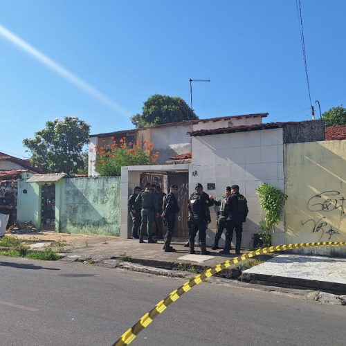 Dois homens são mortos a tiros ao chegarem de mudança para casa nova em Fortaleza