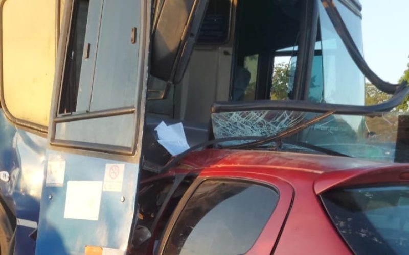 Colisão frontal entre carro e ônibus deixa dois mortos na BR-116, em Pacajus