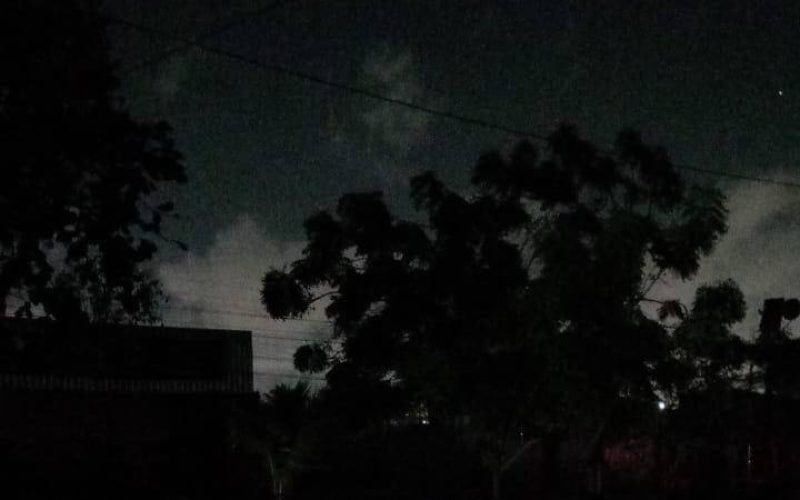 Moradores do bairro Parangaba, em Fortaleza, relatam apagão na noite desta segunda-feira (20)