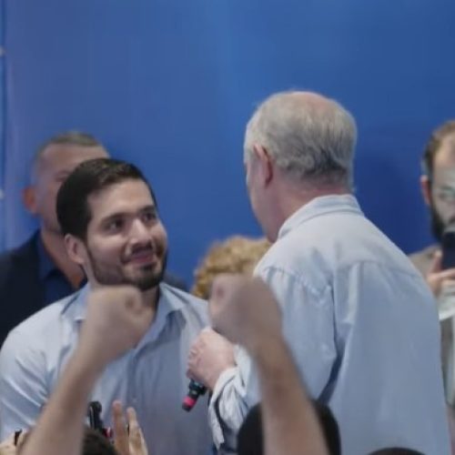 Ciro Gomes elogia André Fernandes como “jovem talento” durante filiação ao PSDB