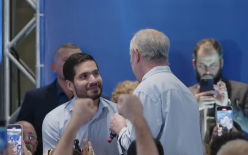 Ciro Gomes elogia André Fernandes como “jovem talento” durante filiação ao PSDB