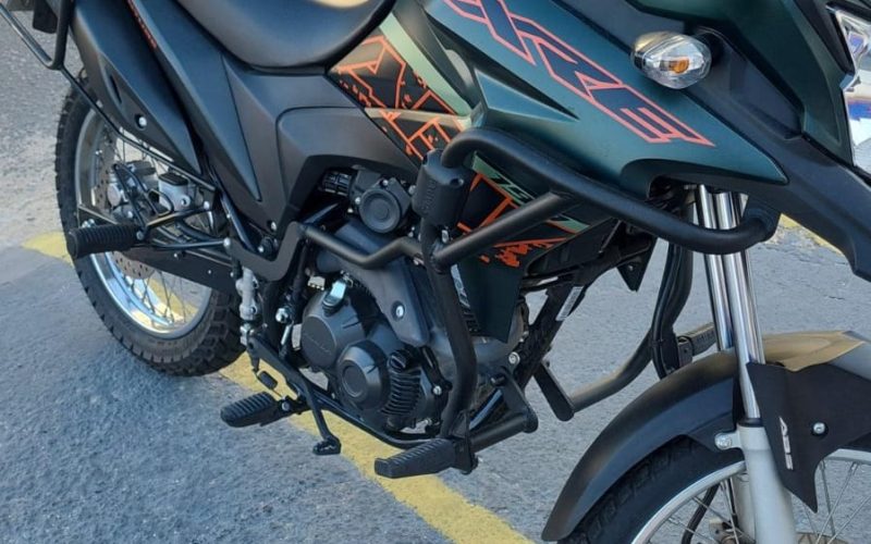 Câmeras flagram dupla roubando motocicleta em frente a residência na Vila Manoel Sátiro