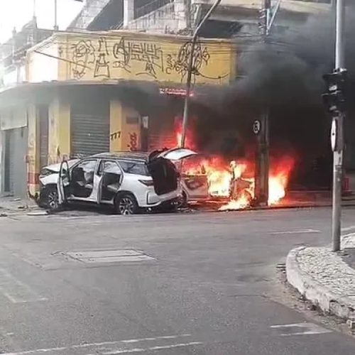 Colisão entre carros no Centro de Fortaleza deixa três feridos e veículo carbonizado na manhã deste sábado (8)