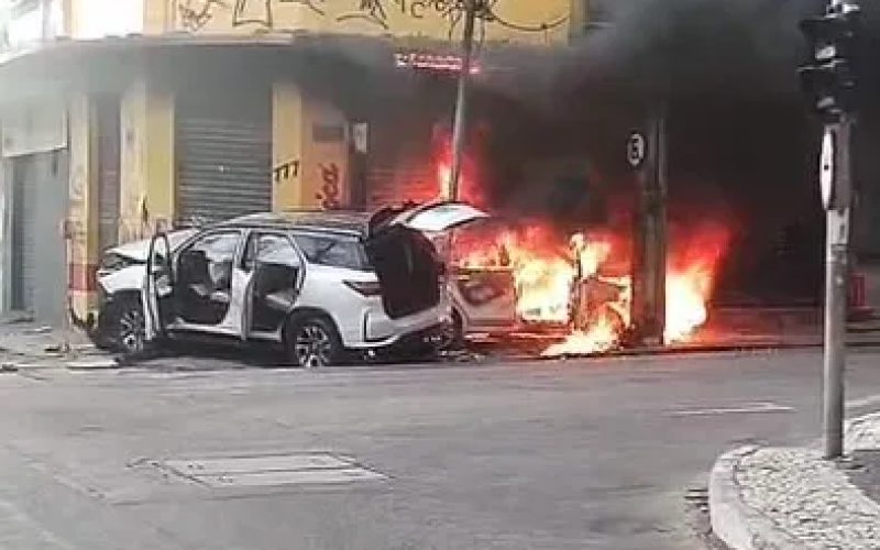 Colisão entre carros no Centro de Fortaleza deixa três feridos e veículo carbonizado na manhã deste sábado (8)