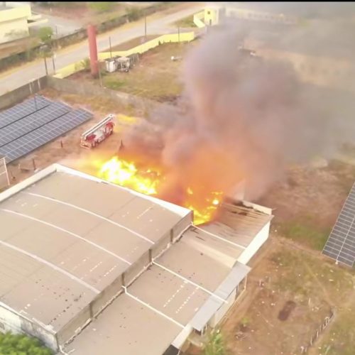 Incêndio de grandes proporções atinge fábrica em Maracanaú; Bombeiros foram acionados