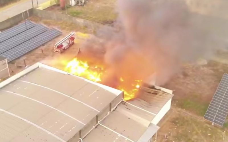 Incêndio de grandes proporções atinge fábrica em Maracanaú; Bombeiros foram acionados