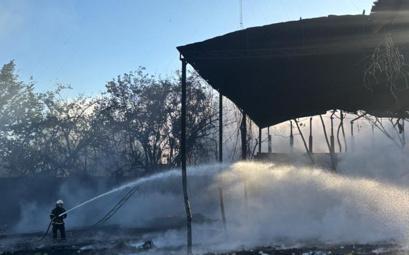Incêndio atinge galpão de recicláveis no bairro Siqueira e mobiliza quatro equipes dos Bombeiros
