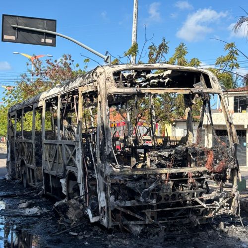Ônibus da linha 015 – Conjunto Ceará/Antônio Bezerra é destruído por incêndio na Avenida I