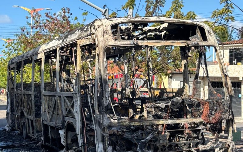 Ônibus da linha 015 – Conjunto Ceará/Antônio Bezerra é destruído por incêndio na Avenida I