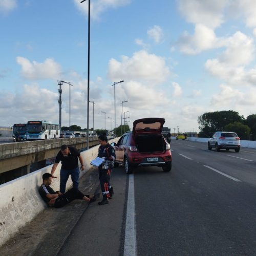 Motociclista é jogado contra mureta na BR-116 e por pouco não cai de viaduto em Fortaleza