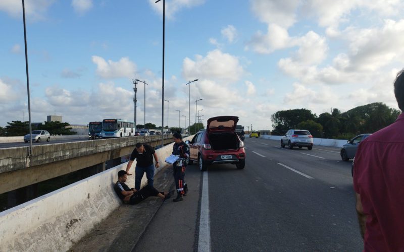Motociclista é jogado contra mureta na BR-116 e por pouco não cai de viaduto em Fortaleza