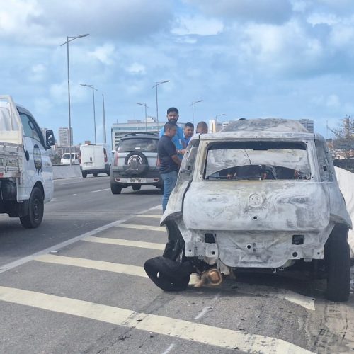 Carro pega fogo sobre viaduto na BR-116, em Fortaleza; não houve feridos