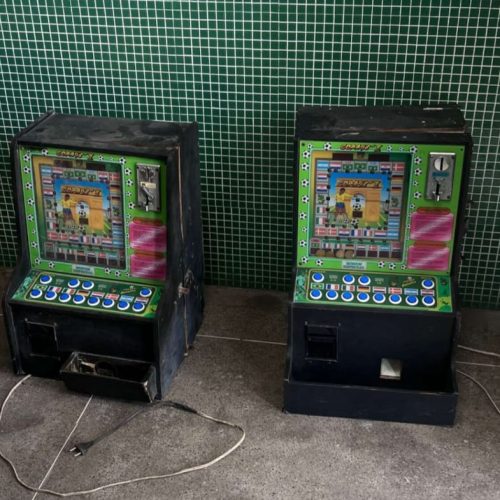 Dona de comércio é presa com duas máquinas caça-níqueis dentro de mercearia em Fortaleza