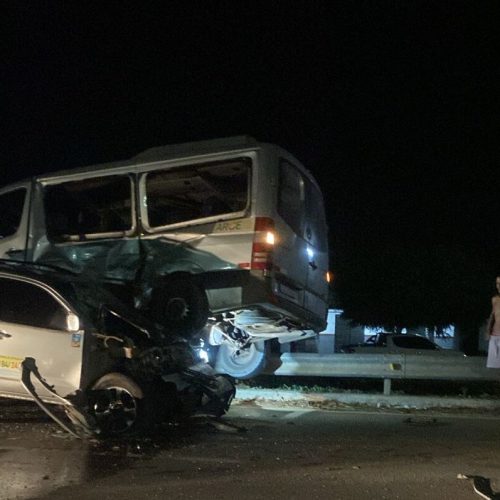 Acidente envolvendo carro e topic é registrado em Trairi, no Ceará