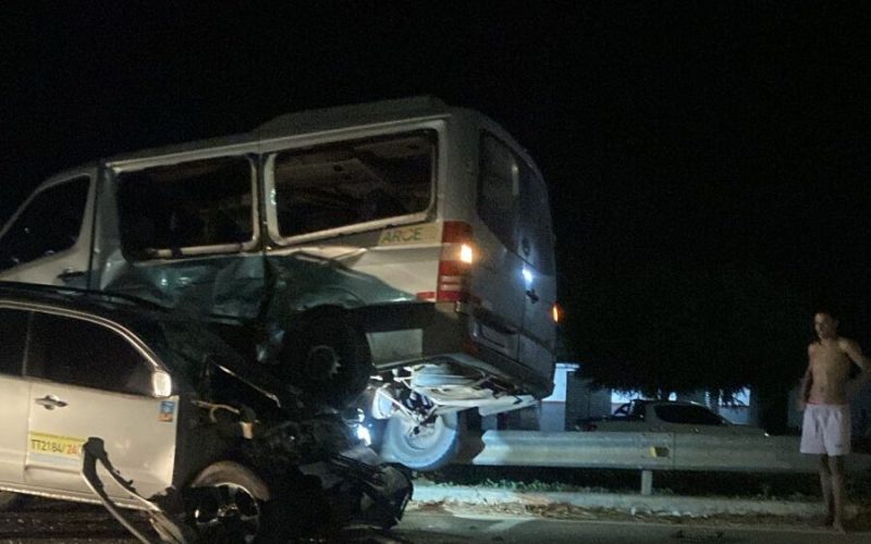 Acidente envolvendo carro e topic é registrado em Trairi, no Ceará