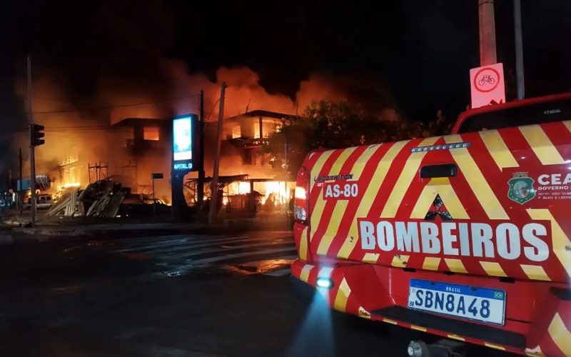 Incêndio que destruiu sucata Chico Alves, em Fortaleza, é investigado como possivelmente criminoso