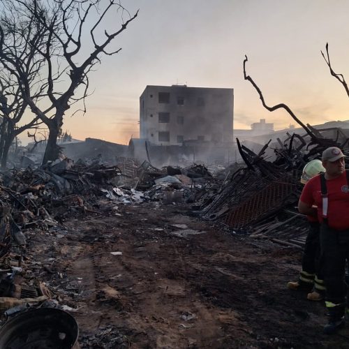 Novo foco de incêndio alerta bombeiros para Sucata Chico Alves