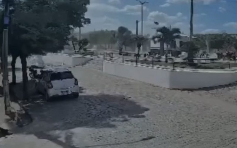 Ventania arrasta teto de quiosque e assusta moradores em distrito de Piquet Carneiro