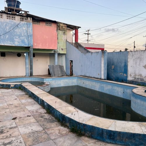 Bebê morreu afogado em piscina após irmã adolescente sair para mercearia, em Caucaia (CE)