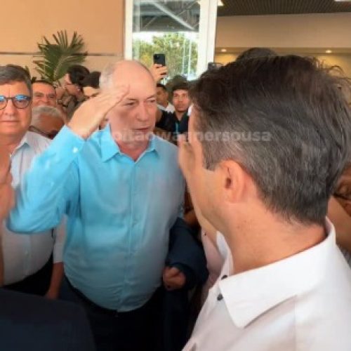 Ciro bate continência para Capitão Wagner; os dois viraram aliados para derrotar o PT